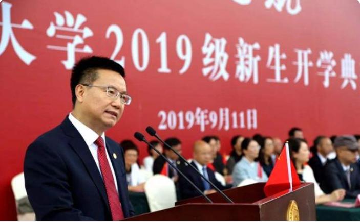 成都大学新任校长日常故事揭秘